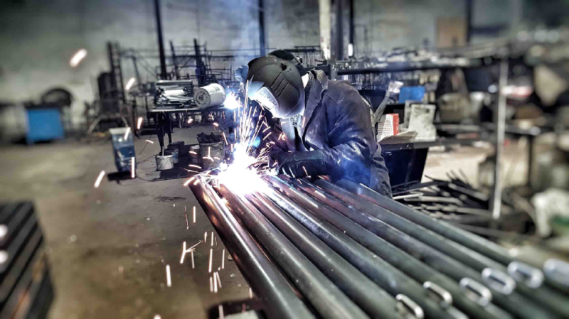 Какие материалы используют при изготовлении уличного спортивного оборудования в Кемерове?